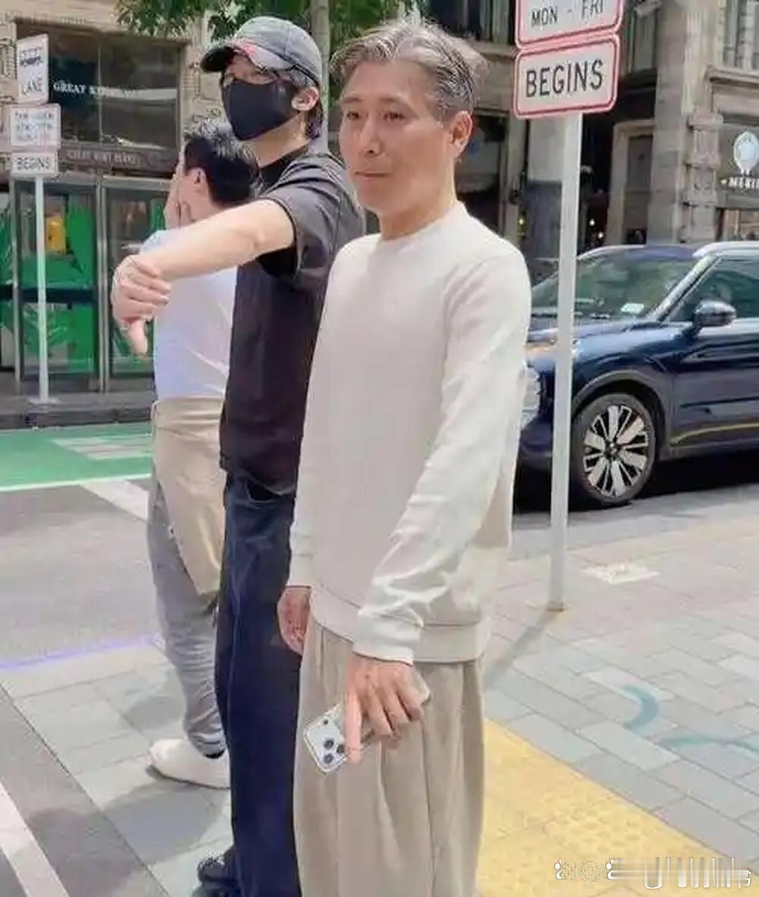 52岁的李乃文定居重庆渝北，日常几乎都在中央美地小区一带，每天固定时间出门，风雨