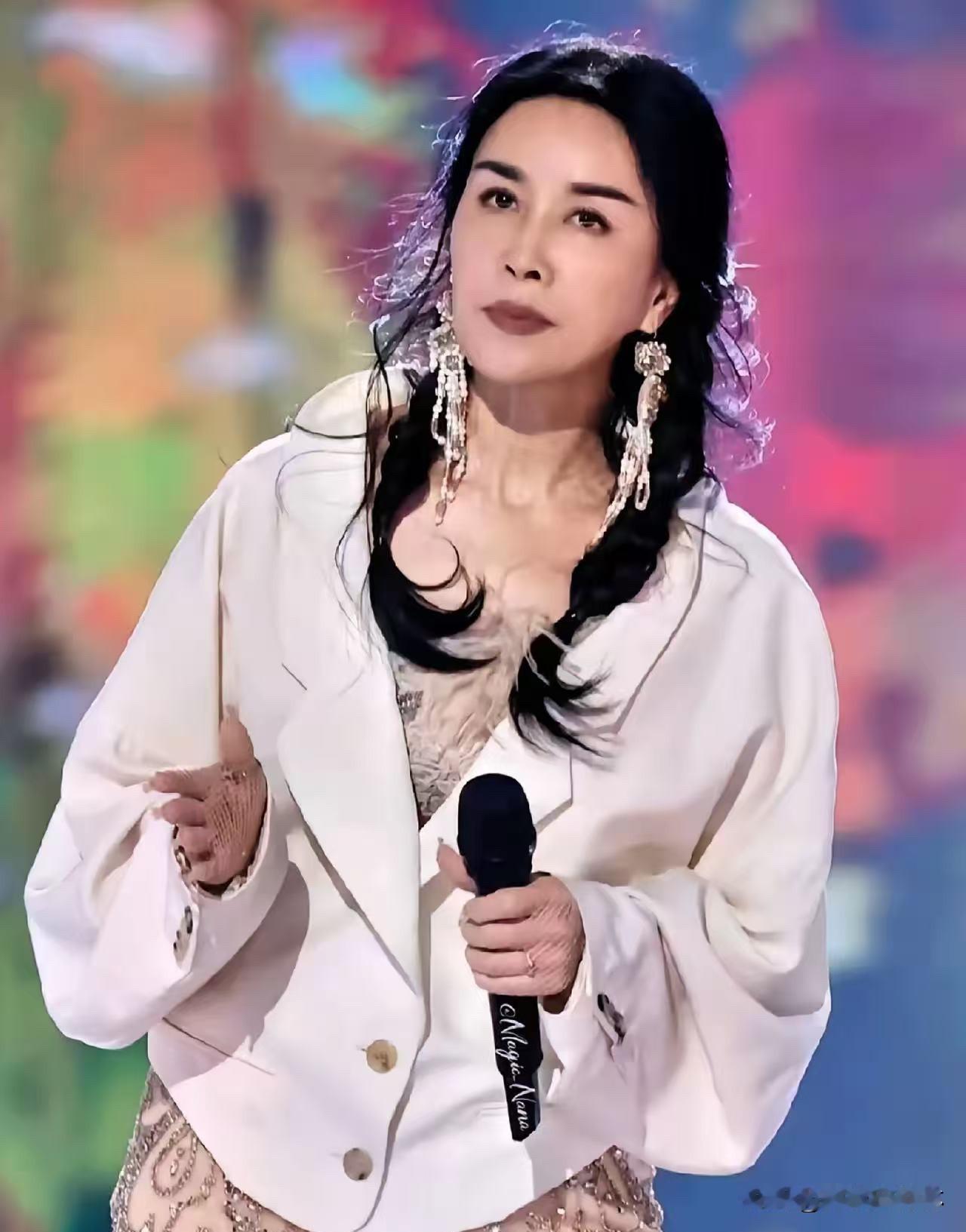 怪不得那英敢120分钟全开麦零修音。连对口型都直接拒绝了。因为今晚撑她的那些