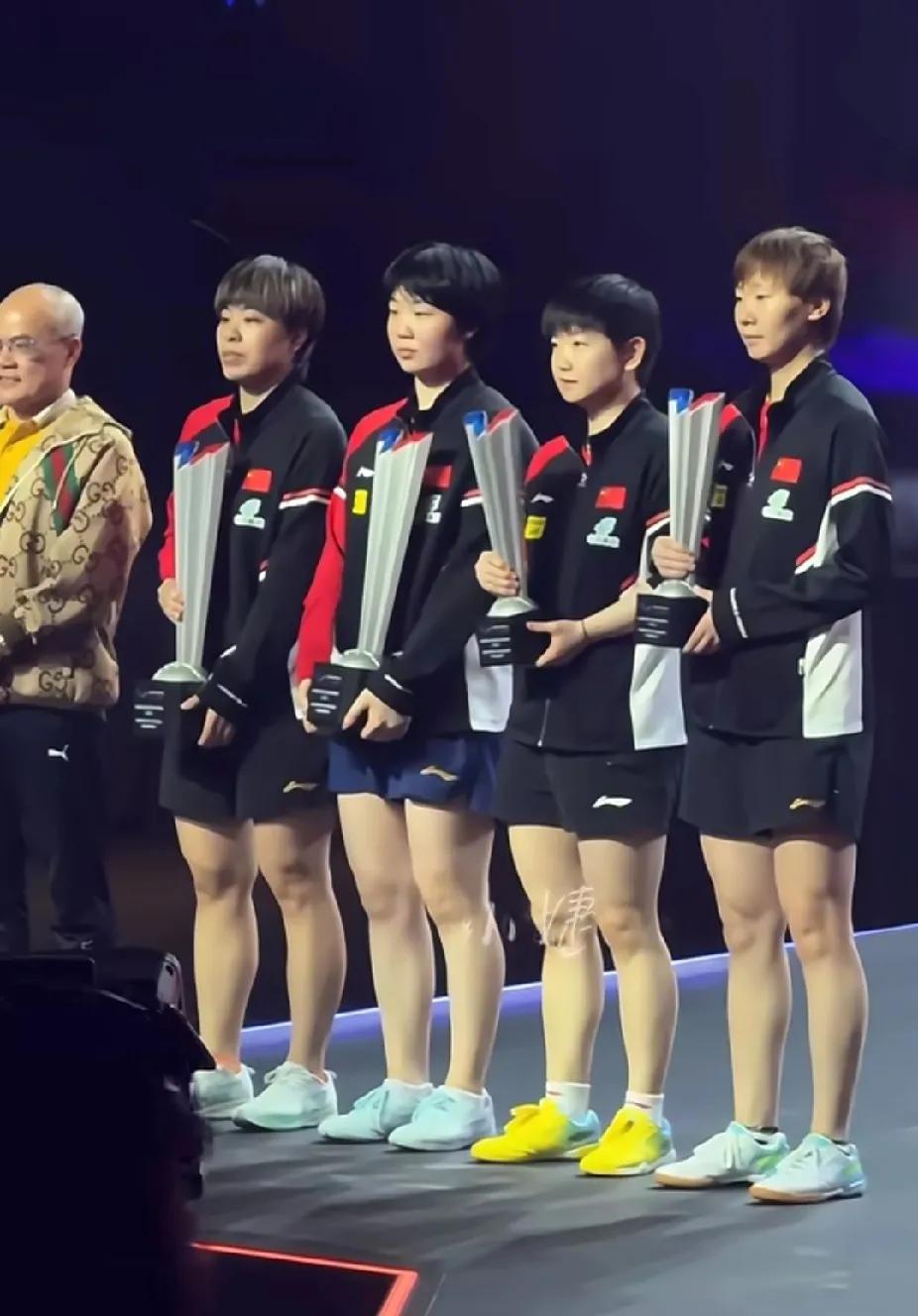 颁奖台的“显眼包”孙颖莎✨美国大满贯女双颁奖时刻🎙️蒯曼&王艺迪、孙颖