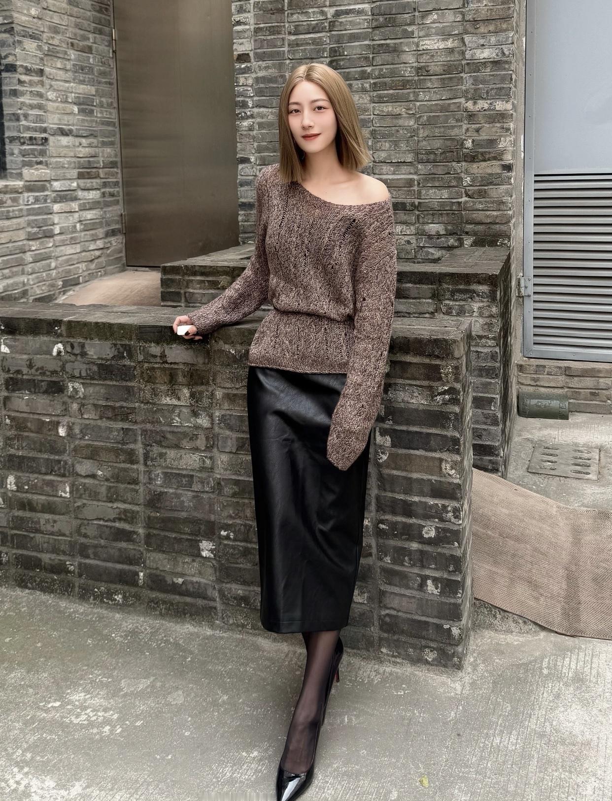 女人如何穿出含蓄的性感?都市时尚风，棕色毛衣搭配黑色皮裙，简约又优雅。