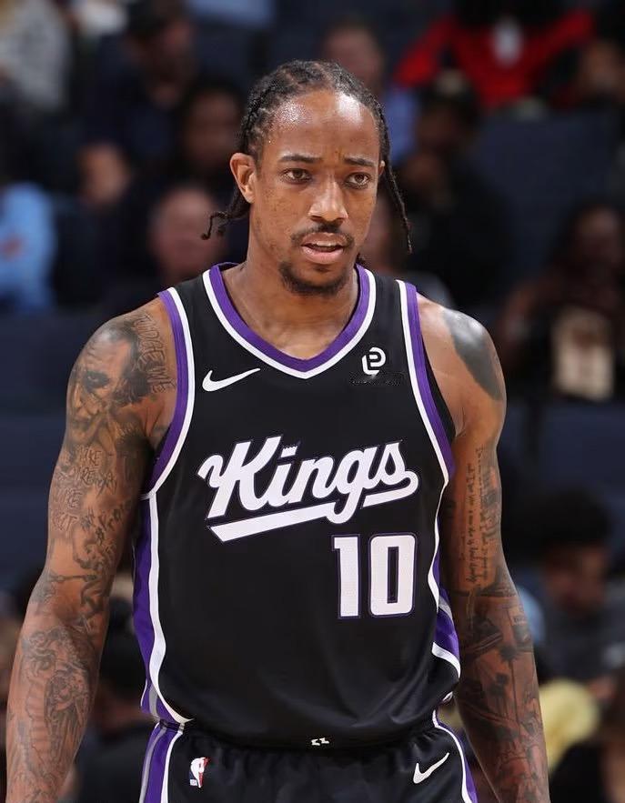 据SamAmick报道，快船队正在对德玛尔·德罗赞表示兴趣。“据联盟消息