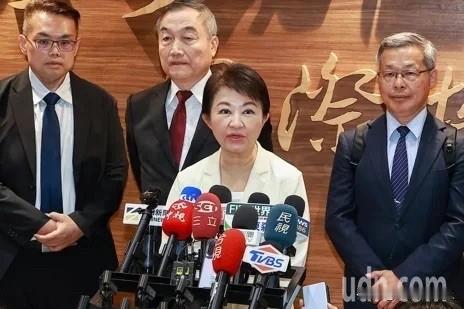 台中市长卢秀燕访欧洲结束，今天（15日）中午搭乘长荣航空班机返抵桃园国际机场。卢