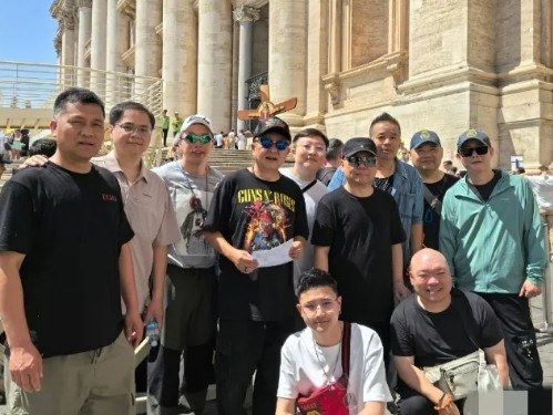 郭德纲一行从意大利飞到新加坡，在机场，王海发了九宫格照片，并说有大动作！