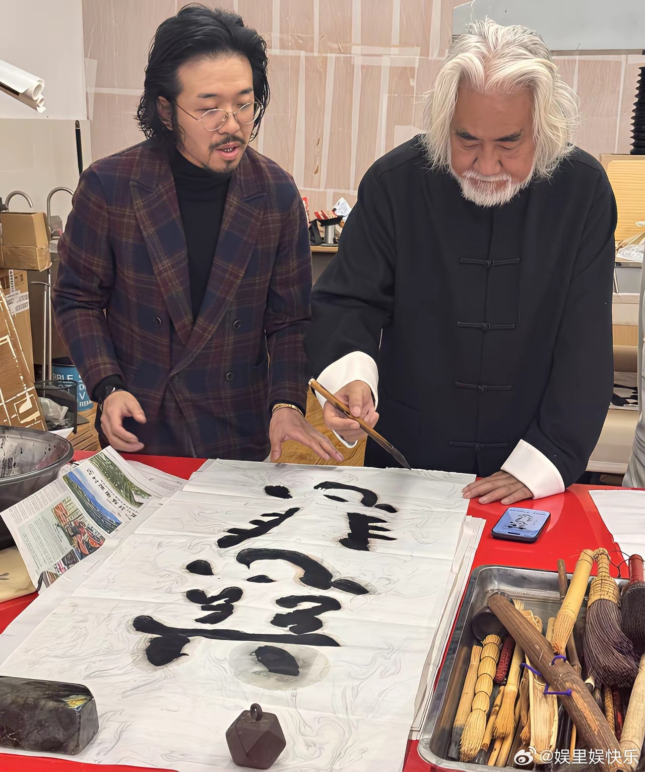 75岁张纪中和老婆杜星霖在杭州拜访好友的书法工作室，杜星霖的打扮太一言难尽了！杜