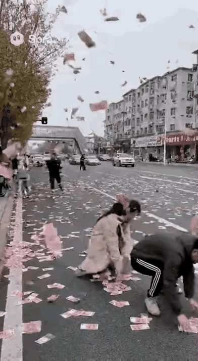 哇塞，这个场景太震撼了吧？是谁这么有钱？这手笔真是够大的了，拿这么多钱出来往马路