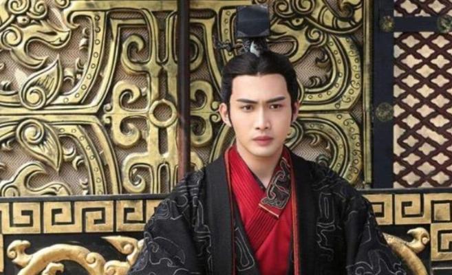 他打下六国，建立第一个中央集权帝国，修长城，筑灵渠，统书同轨。他把天下变成一张地