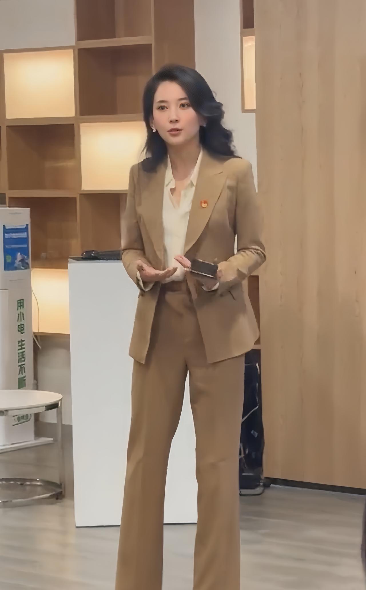 你可以说森林北为了钱也可以说为了资源但你不得不承认，她带给了汪峰不一样的全新