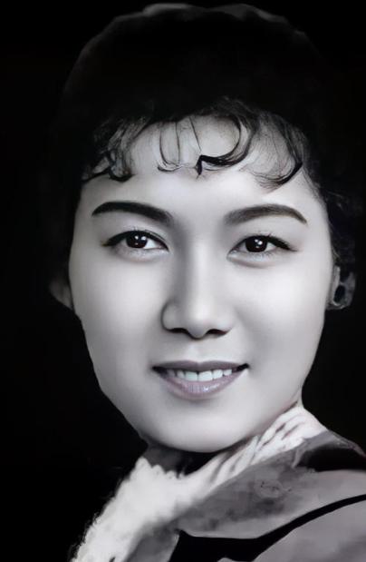 1952年的一天，齐白石已经快90岁了，他不知哪里来的力气，一把将25岁的新凤霞