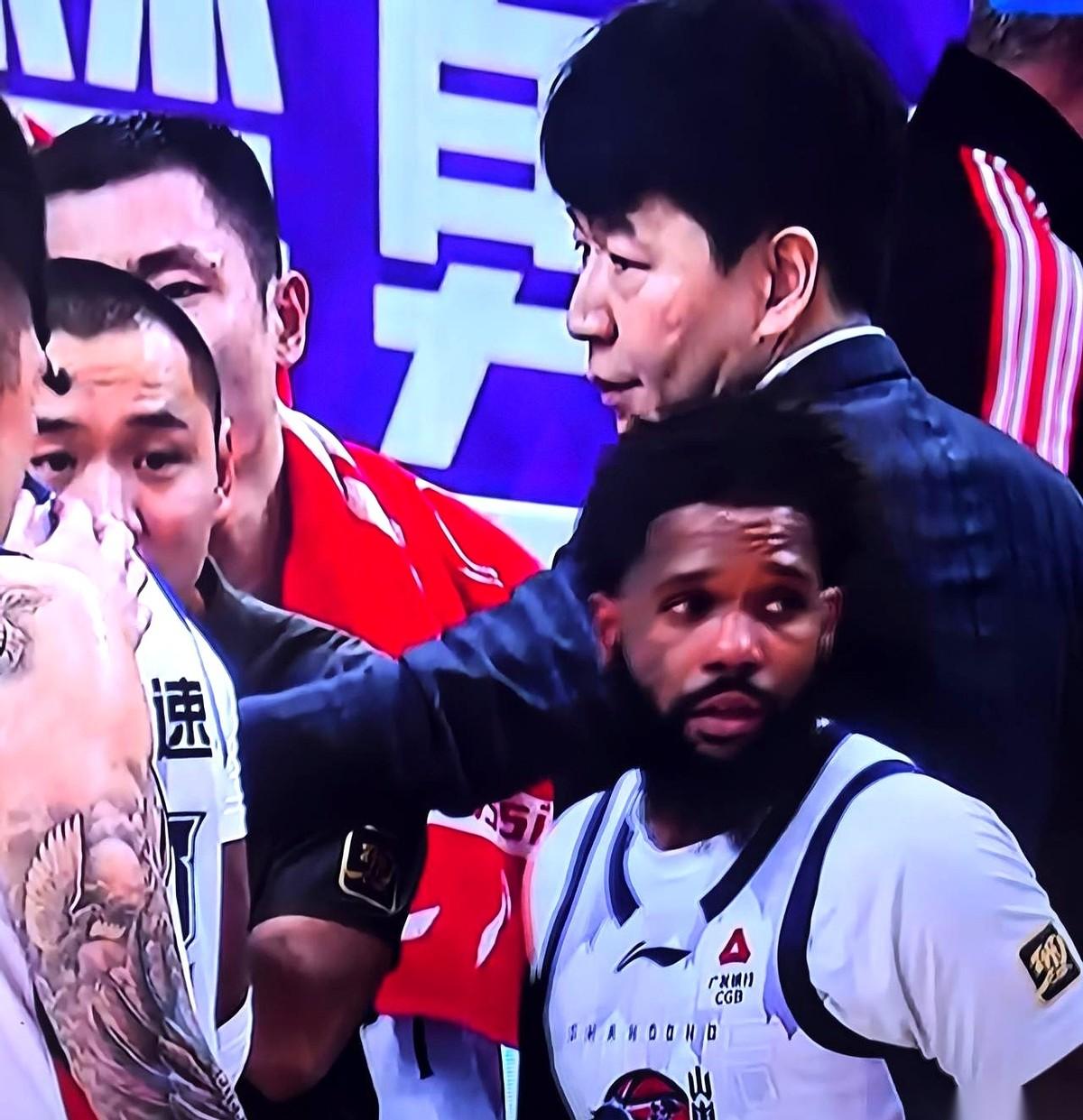 山东男篮，最近干了两件怪事，直接把自己送上了关注度第一。第一件，1月4号，打同