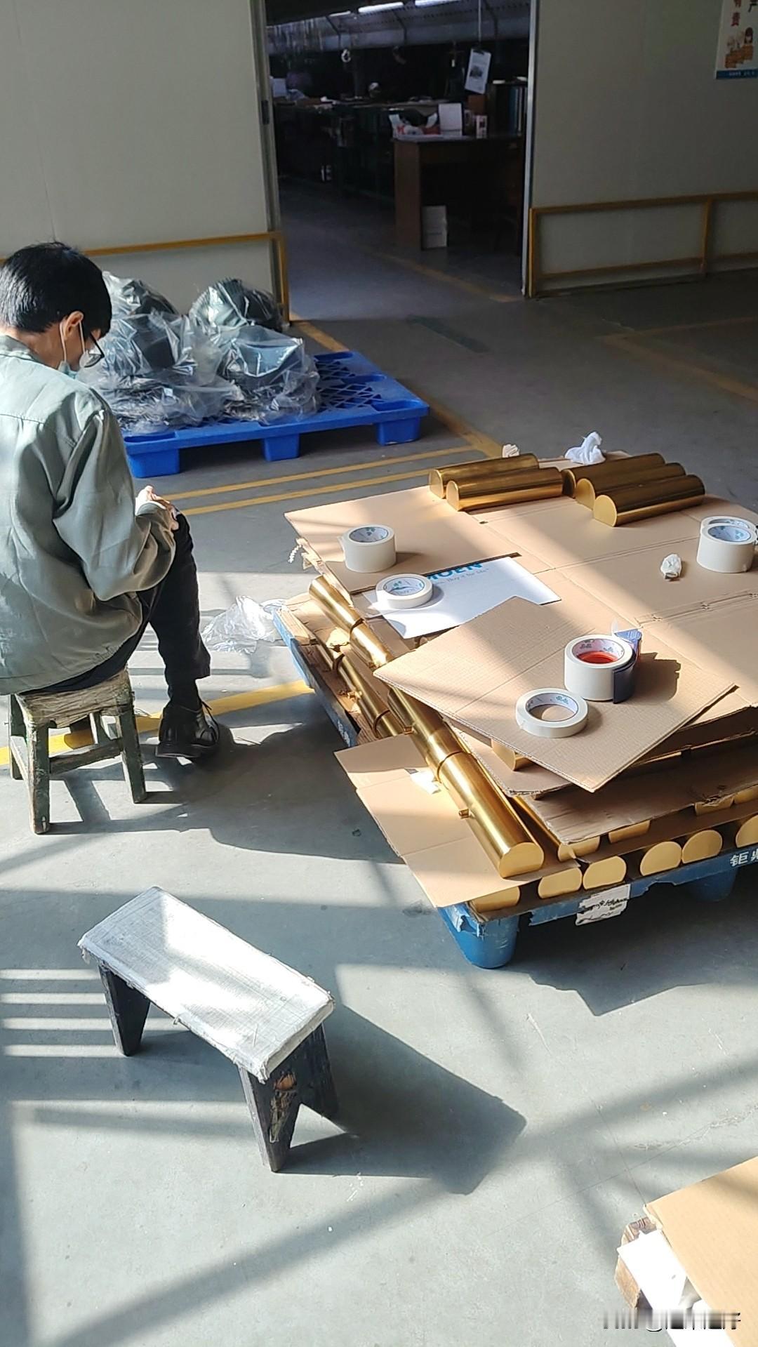 东莞就是牛马的发源地。今天上午部门群里通知发11月份的工资条。我去领工资条的