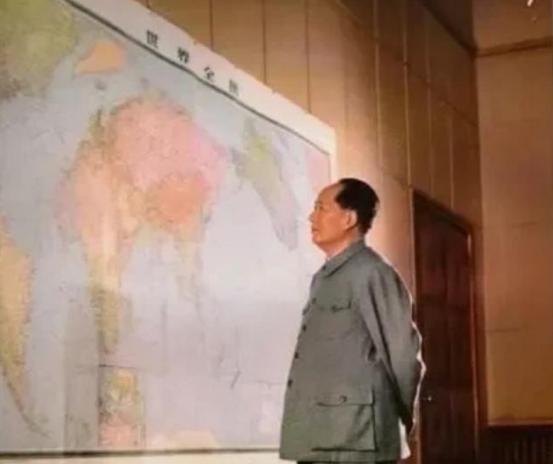 1969年7月，毛泽东问身边工作人员高碧岑：“中国北临苏联，南临印度，东临日本。