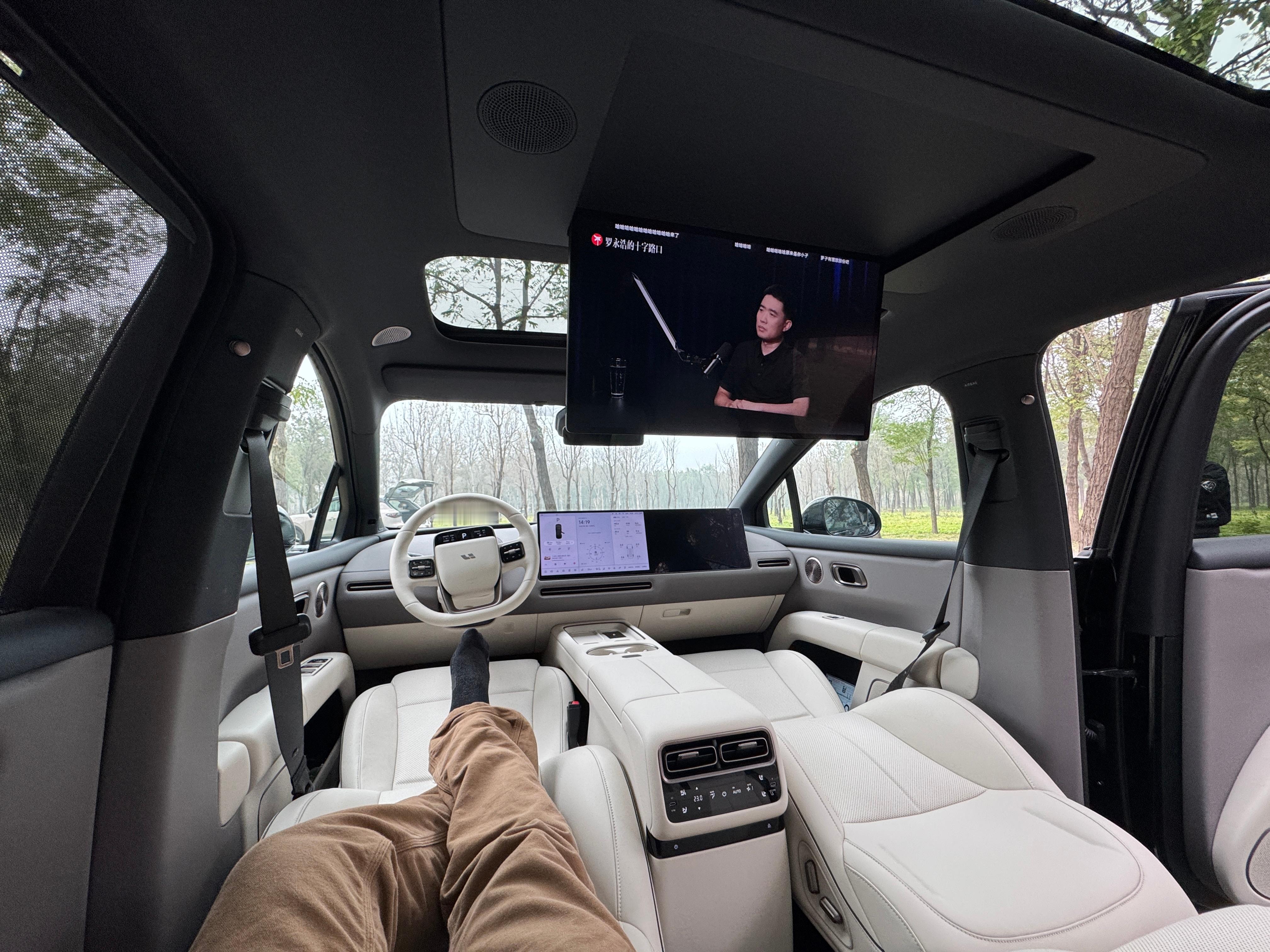 理想i6前排座椅能完全躺平跟后排接上以后，躺着看电视才是摸鱼的最高境界。后来小软