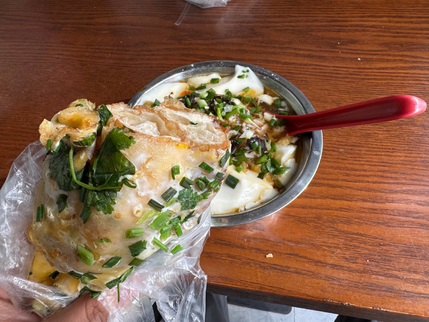 扒一口早饭，今天开萤火虫去换电～酒店的自助早餐吃的要吐了，还是苍蝇馆子的蛋饼豆花最会胃口上海暂时还只