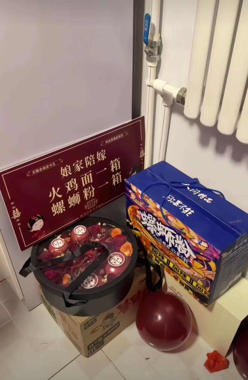 这哪个地方的陪嫁也太离谱了，火鸡面一箱，螺蛳粉一箱！关键这种东西有必要做个板