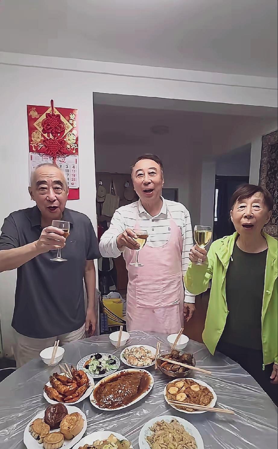 67岁冯巩与家人一起过中秋，围裙一穿亲自下厨，三人举杯同庆佳节，那表情长相真是一