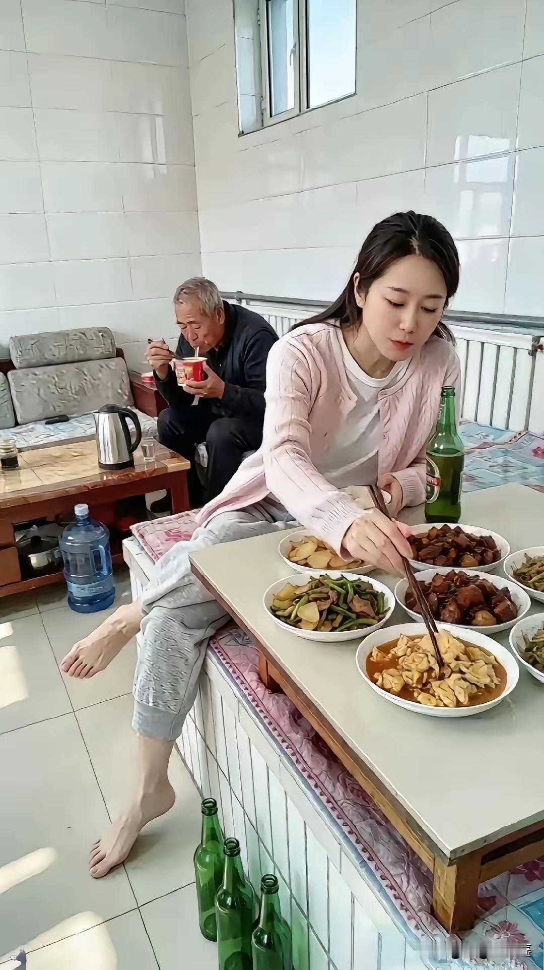 都是一顿饭，公公一杯白开水，一盒方便面，儿媳妇八个菜喝着啤酒，换作我是儿媳妇我肯