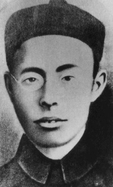 1907年，徐锡麟毫掏出手枪，对“恩师”恩铭一通乱射，恩铭身中7枪倒地，恩铭的妻