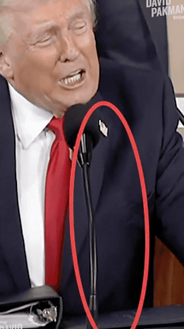 首见：原来特朗普在国会演讲时“嘴里喷出大量异物”！这是美国网友放大视频后的发现，