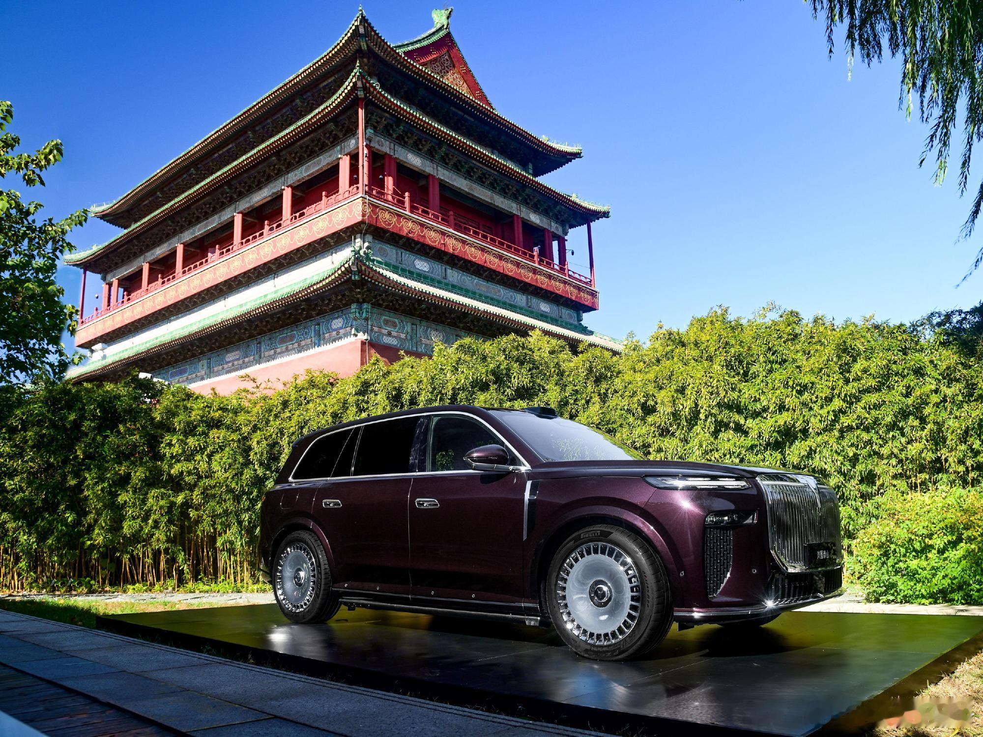 论纯中式审美，岚图是拿捏得最到位的。所以在中国顶级SUV中，他们自然就可以瞄定这