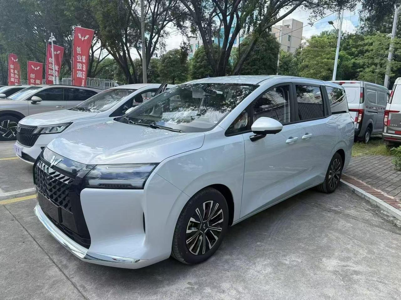 曾经家喻户晓的“神车”宝骏730，如今变身「五菱星光730」全新登场！✨全新