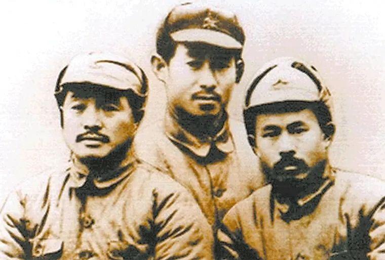 1947年，小河会议结束后，毛主席突然找到贺龙，神色凝重地说：“有句话，我一直想