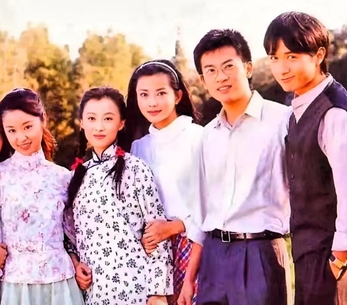 5位《情深深雨濛濛》里的主演，如今能认得出3个，承认你是影迷中的佼佼者！这是