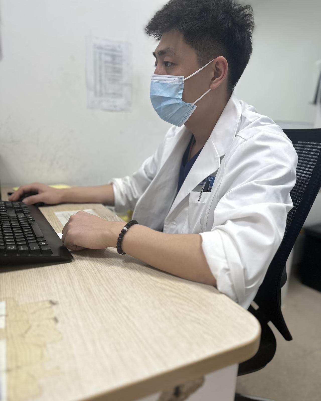 参加同学聚会，有个老同学问我：你儿子现在做什么工作呢？我说：在复旦大学附属医院