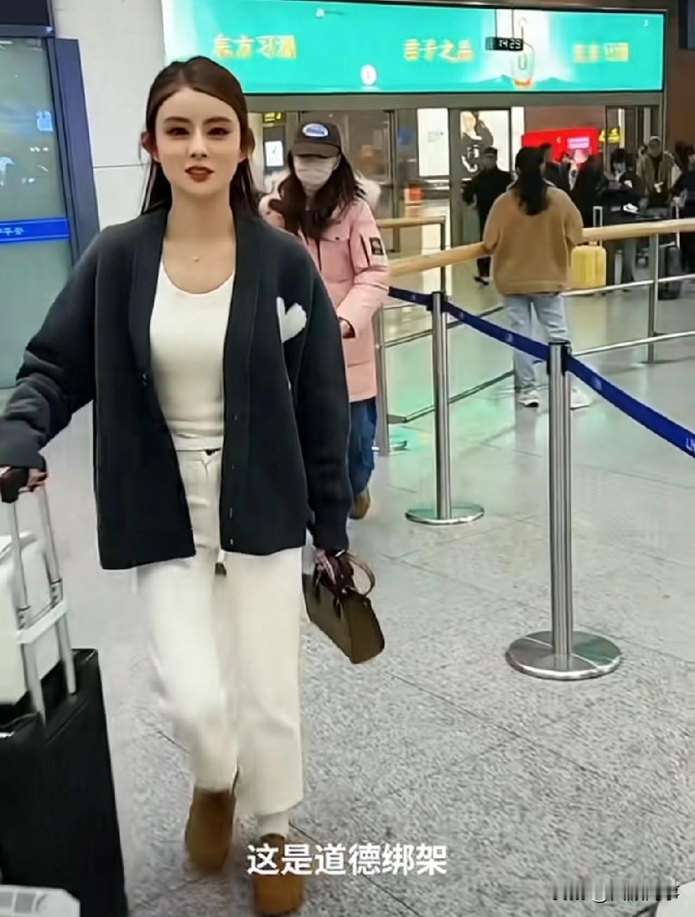 仙洋持鲜花机场接腿腿车内搂抱！      