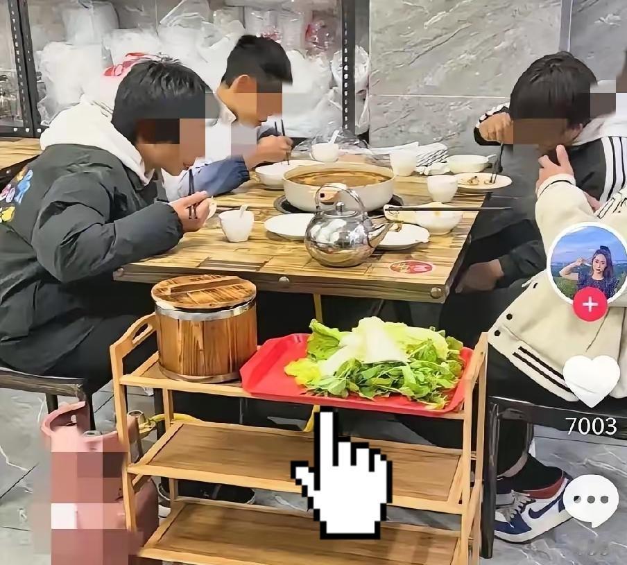 近日，贵州贵阳，4个小朋友来到一家火锅店，手里提着一条一斤左右的鲤鱼。他们怯生生