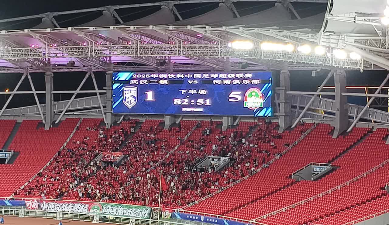 5：30从武汉的最西边往球场赶，却看到了武汉三镇队史最丑陋的一场比赛。