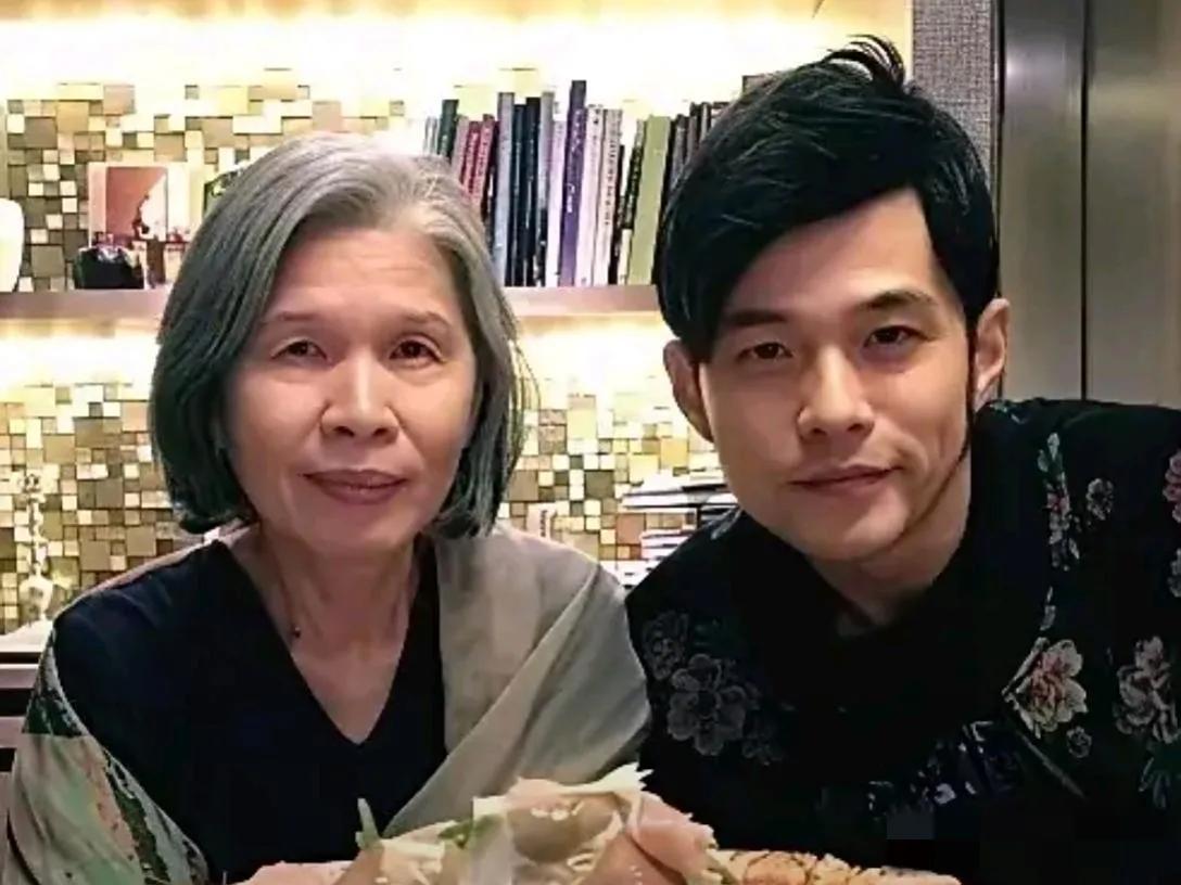 哇塞，周杰伦长得与妈妈一模一样哈：脸型眼睛超像，鼻子嘴巴相似，就连法令纹与眼袋及