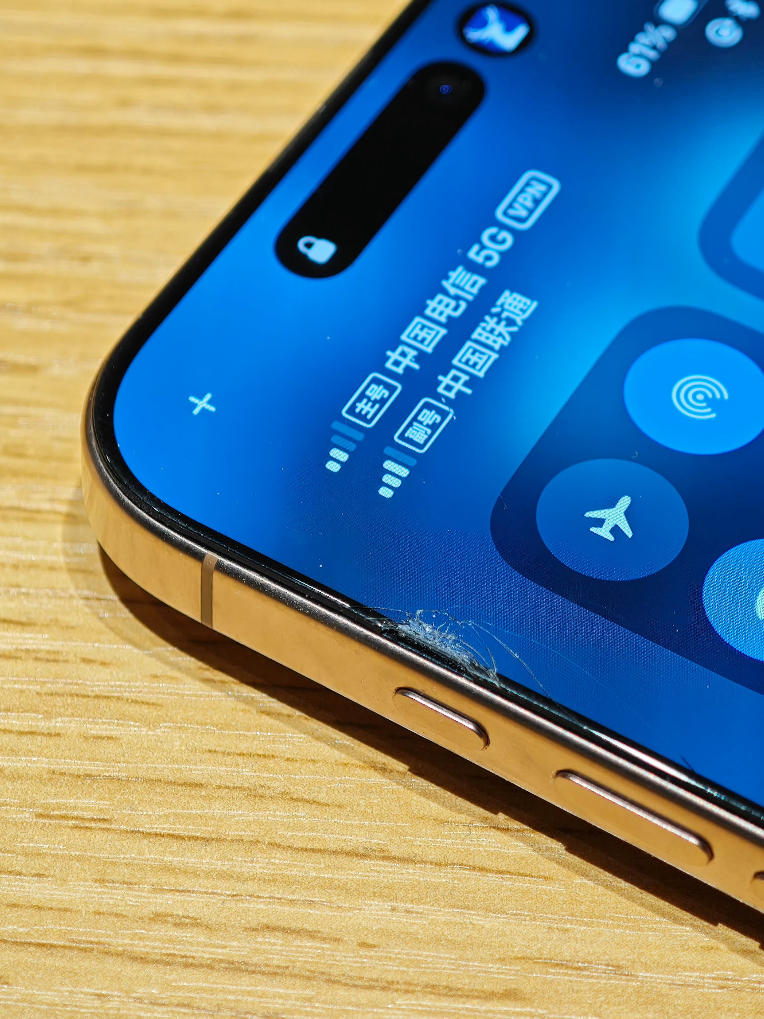 iPhone比较好一点贴膜，也要50元左右，一年内怎么着也要换个3-4张，贴膜