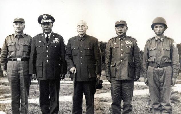 1949年，蒋介石仓皇经过广东逃往成都，恍然不知广州机场已经被我军占领。而就在洪