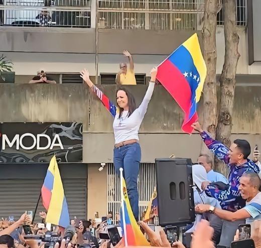 美国人说只要含有他技术的光刻机通通不能卖给中国，中国人说只要含有我技术和材料的稀