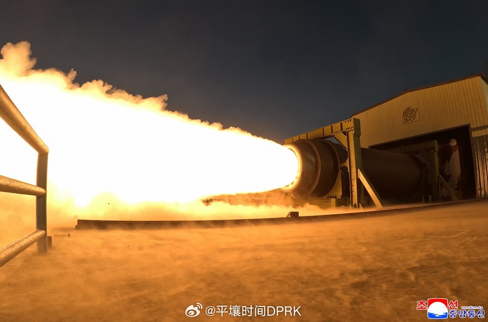 敬爱的金正恩同志观摩大功率碳纤维固体燃料发动机地上点火试验朝中社平壤３月２９日电
