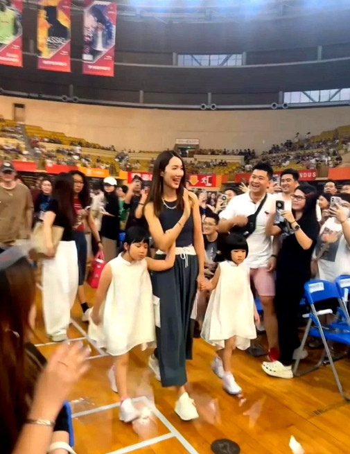 昨天王祖蓝演唱会在佛山顺利举行！演唱会开始前，陈亚男携两个女儿入场，坐在靠前的