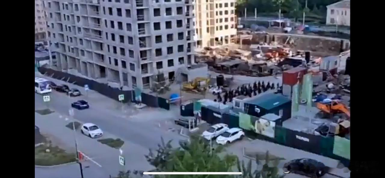 俄罗斯首都莫斯科近期有当地民众拍到，一批朝鲜人员抵达市内一处建筑工地。据悉，这批