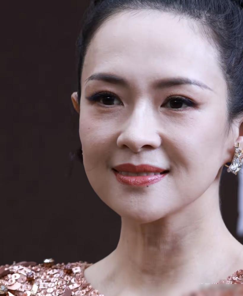 别再吹明星骨相了，高清镜头一怼，法令纹深得能夹死蚊子，卡粉卡到像裂开的墙皮。