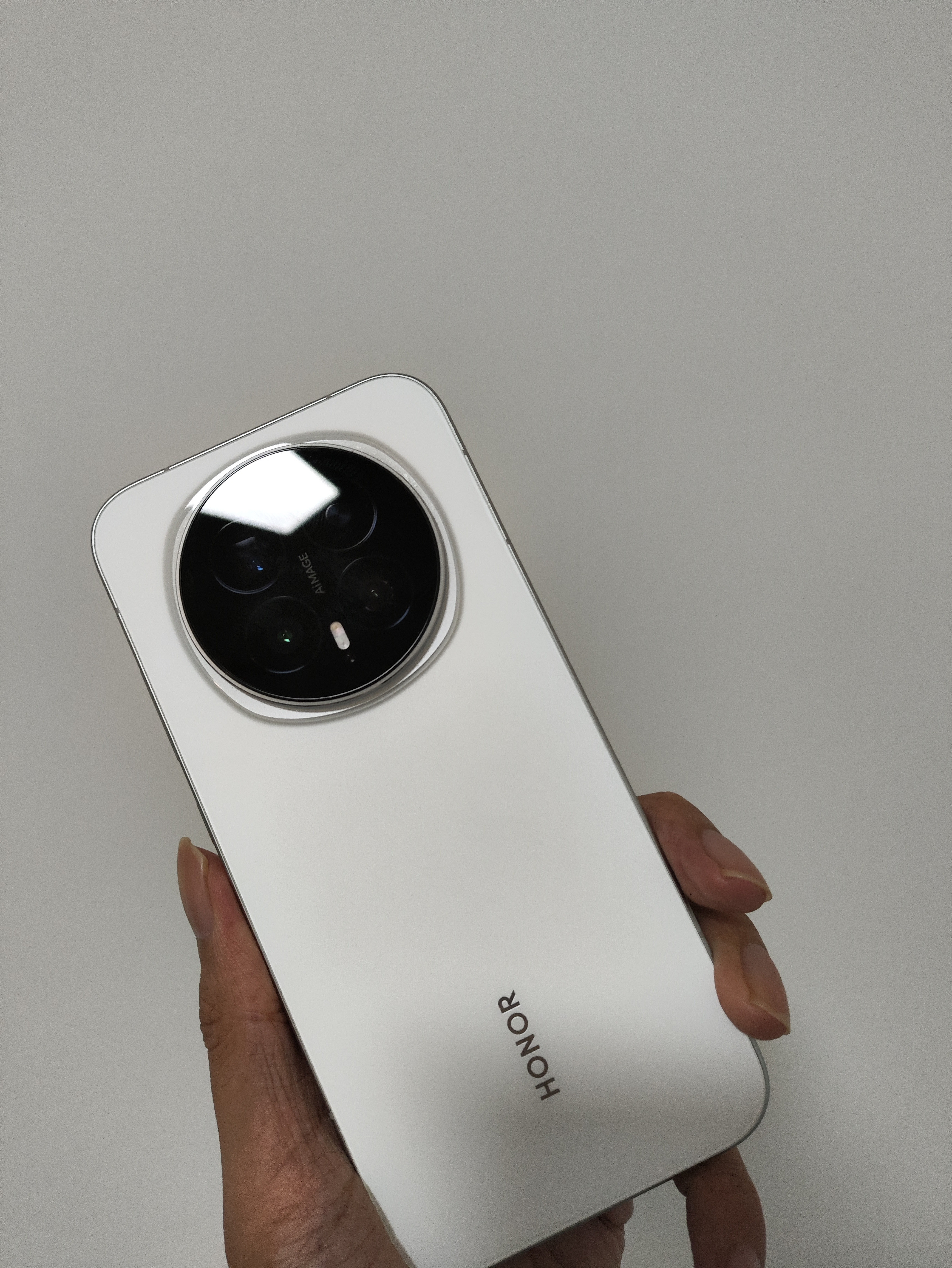 使用荣耀Magic8标准版将近一个月，给我的感觉相当踏实。我这款是雪域白配色，直