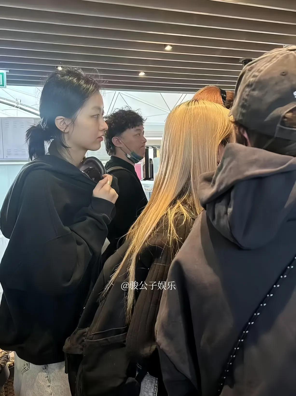 近日，陈奕迅偕同妻子和女儿现身日本。据悉，陈奕迅的女儿今年已20岁，身形高挑，