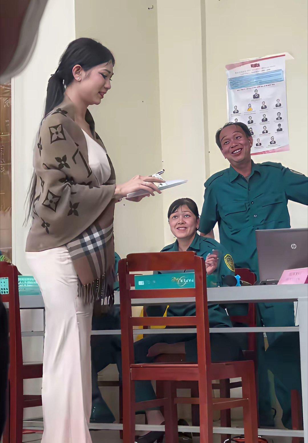 南亚某国征兵现场，一位特殊性别人士前来应征，乌黑秀发飘飘，身材凹凸有致，步态轻盈