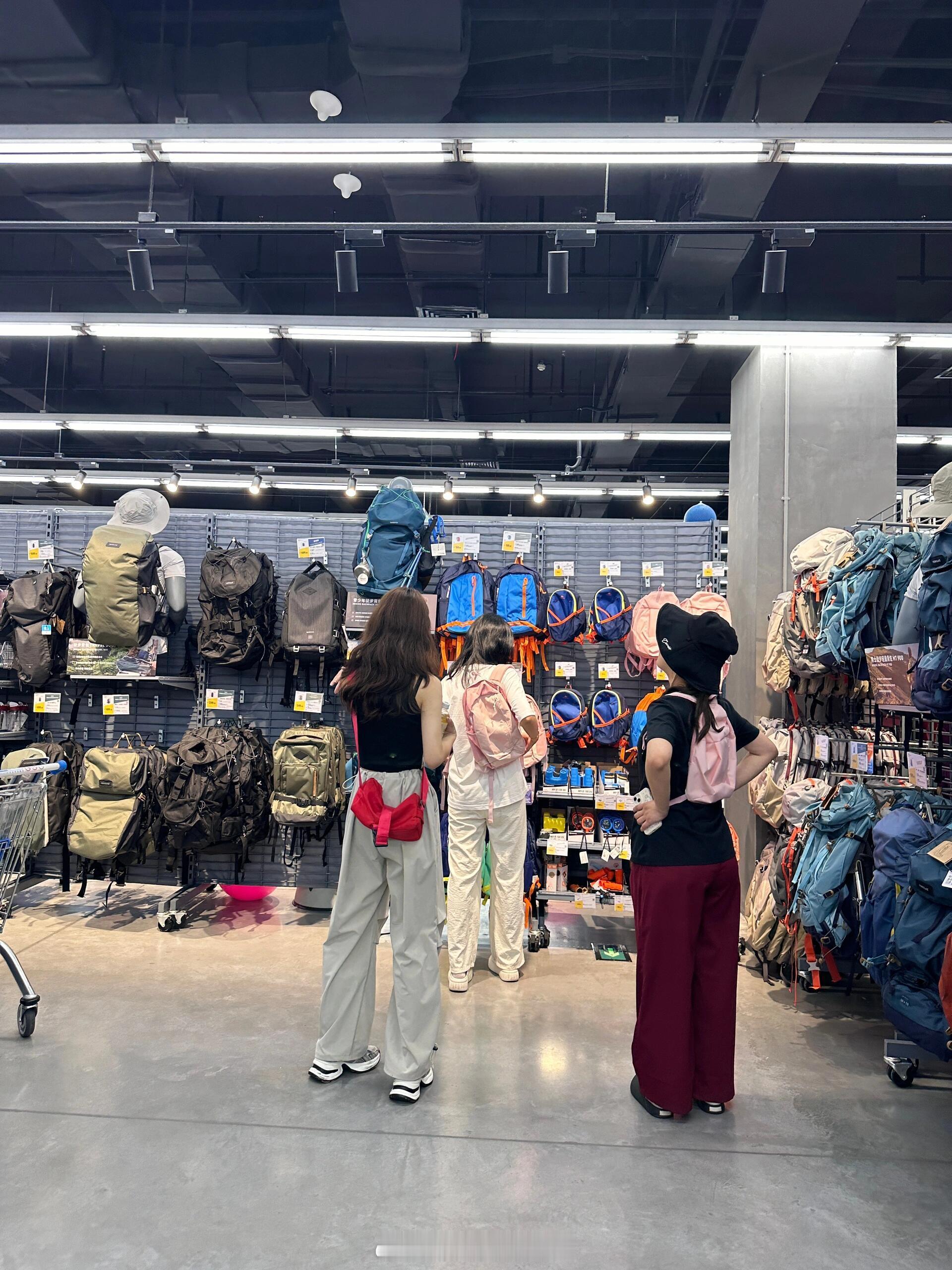 沃c!沃c!!!地铁站看到的！这个工装裤直戳我的心巴啊啊啊，面料轻薄柔软，穿着很