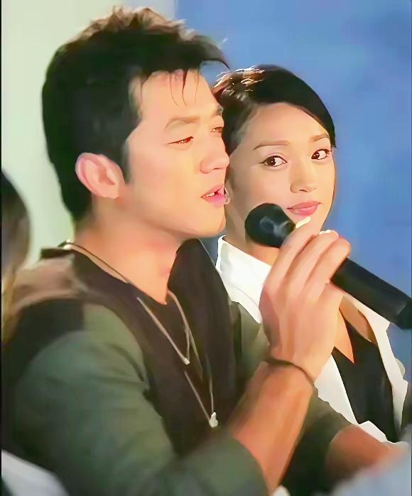 从眼神看出，当年周迅确实喜欢李亚鹏！也难怪，李亚鹏就是帅！而且声音特别有磁性！