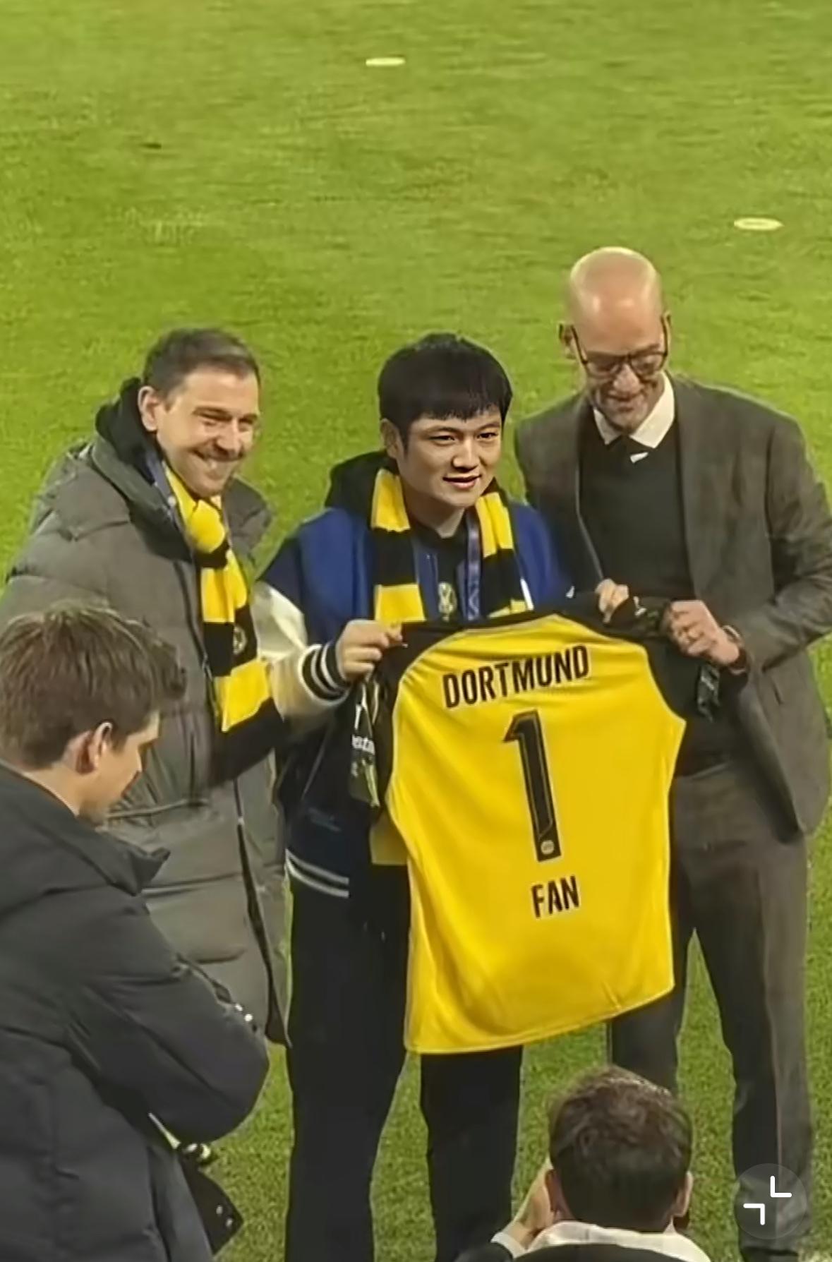 排面拉满…樊振东获赠1号球衣…1月29日，欧冠之夜，樊振东在多特主场观看比