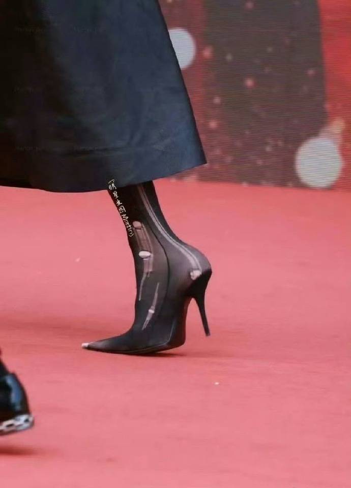 看到杨超越的袜子之后，看来以后破洞的袜子可以继续穿了，原来时尚的终点是节俭​​