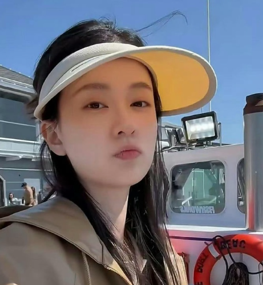 据说这是乔欣跟老公在美国度假，33岁赖柏霖少见露面，他俩出海钓鱼，兴奋大喊！老幸