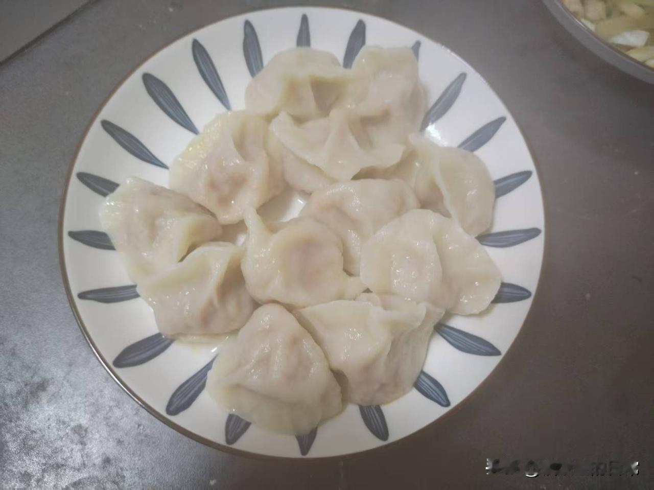 昨天是冬至，昨天早上我们吃了韭菜鸡蛋饺子。今天，我们又做饺子了。闺女在单位上