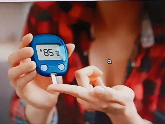 血糖升高和睡觉还真有关系，糖尿病人睡前可得注意，有三件事千万别做。一是别大量进