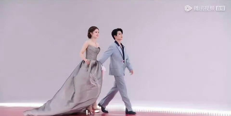 李兰迪和檀健次的同台真像牵着个弟弟