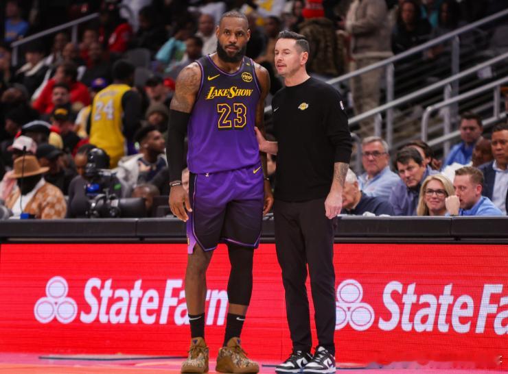 今日前NBA球员格里芬在直播节目中谈到了詹姆斯罚球少的问题。格里芬表示：“我觉得